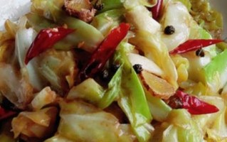 教你如何制作美味洋葱炒莲花白（做出口感鲜嫩、香气扑鼻的佳肴）