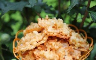一道经典的家常菜——筒子骨炖木槿花（传统美食，味道鲜美，营养丰富）