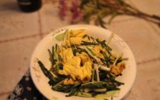 教你一招野蒜炒鸡蛋，口感更佳健康（鲜香鸡蛋与清爽野蒜相遇，营养美味兼备）