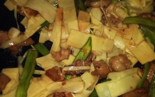 五花肉爆二笋——简单易学的美食佳肴（领略美食的魅力，品味家常的温馨）