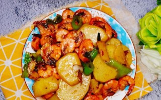 鲜虾炖土豆的做法（用新鲜虾和土豆炖出美味佳肴）