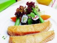 教你日式香煎三文鱼的制作方法（鲜嫩多汁，色香味俱佳的美食享受）