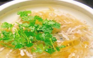 用肉丝榨菜蛋花煲汤（家常菜谱，养生好滋味！）