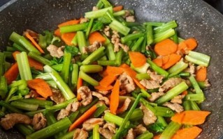 美味健康——以西芹胡萝卜炒肉的做法（色香味俱佳，不可错过的经典家常菜肴）