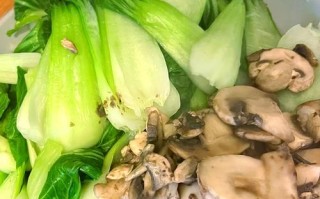 教你做香菇油菜馅饼，口感香脆美味（用最简单的做法，让你也能做出美味的馅饼）