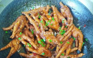 不加一滴水，香气四溢的酱焖鸭腿（如何做出酱香扑鼻的美味鸭腿？）