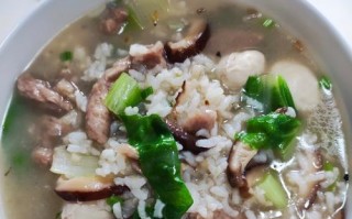 香菇西芹蛋炒饭的制作方法（健康美味，简单易学的家常菜）