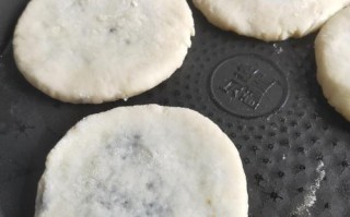 学会制作美味的芝麻小糖饼（简单易学，快乐分享）