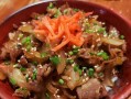 尝鲜必备！香气扑鼻的洋葱牛肉饭（教你如何制作口感绝佳的洋葱牛肉饭）