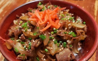 尝鲜必备！香气扑鼻的洋葱牛肉饭（教你如何制作口感绝佳的洋葱牛肉饭）