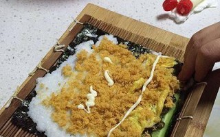 手把手教你制作美味寿司饭卷（以简单易学的方法，让你轻松制作出美味可口的寿司饭卷）