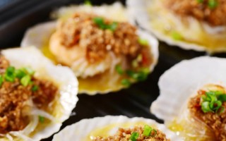 自制蒜蓉扇贝炒粉丝，美味的海鲜料理（简单易做，口感鲜美的海鲜大餐）