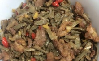 鲜嫩口感，美味诱人——肉烧干豆角（中式经典家常菜谱，轻松制作，不容错过）