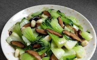 简单易学的香菇肉片炒油菜做法（健康美味的清炒油菜，添香添味的香菇肉片）