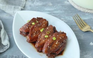 以吮指啤酒鸡翅，体验美味与乐趣（一道让你欲罢不能的美食）