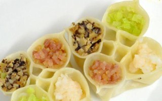 四喜鱼蓉蒸饺，美味健康的家常菜（以四种鲜味鱼肉制作的口感鲜美、营养丰富的家常蒸饺）