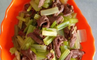 健康美味，以西芹核桃仁炒鸡胸（以西芹和核桃仁的营养价值，以及如何制作低脂低热量的炒鸡胸）