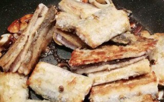 蒜香烧带鱼的做法（传统美食的味道在家也能享受）