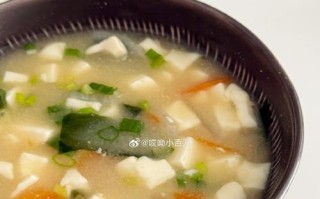 三文鱼味增汤的做法（口感鲜美，简单易做，健康营养，适合家庭食用）