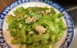 酸菜炒苦瓜的制作方法（健康营养，口感极佳）