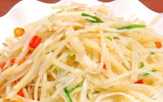 酸菜土豆丝的制作方法（传统口味的家常小菜，营养美味又简单易做）