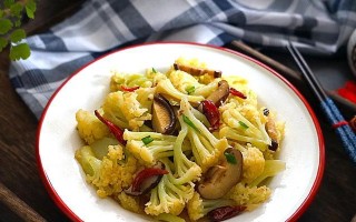 双椒炒花菜，美味易做！（做法详解，让你轻松享受美食盛宴）