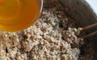 香菇肉饺子的制作方法（手把手教你做一口香气扑鼻的香菇肉饺子）