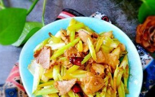 香味扑鼻的五花肉炒香芹（美味诱人，家庭必备）