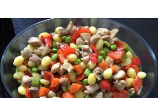 五彩爆鸡丁，营养又美味（多种蔬菜搭配，丰富味觉享受）