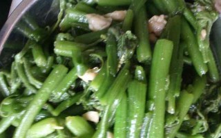 手把手教你做口感绝佳的蒜香瓜条（原料简单易得、做法简单易学，让你在家也能做出美味佳肴）