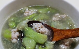 以鲜蘑丝瓜汤为主的营养美食（健康的蔬菜汤品，营养又美味）