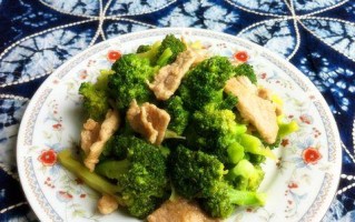 以西兰花炒蛏子肉（家庭美食的制作方法）