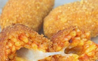 爆香美味——自制炸米饭团（用简单的材料，制作美味的炸米饭团，让你的味蕾大醉！）