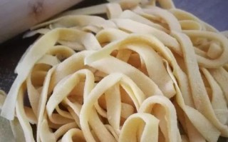 手擀鸡蛋面条的制作方法（做出香气扑鼻、口感细腻的美味面条）
