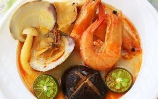 掌握泰式海鲜冬阴功汤的制作方法（教你如何做一碗口感鲜美、味道浓郁的泰式海鲜冬阴功汤）