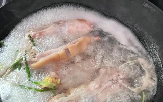 家常美食——猪蹄炖白云豆的做法（健康营养，舌尖上的滋味；猪蹄、白云豆、各种食材完美搭配）