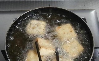 尝试在家制作美味油炸臭豆腐（掌握简单技巧，让你的家庭聚会更加美味）