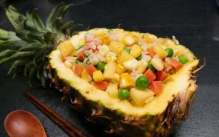 五彩菠萝炒饭，丰富味蕾的绚丽盛宴（用色香味俱佳的五彩菠萝为炒饭增添新颜色）