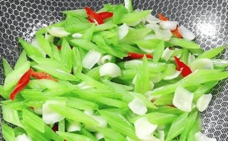 百合炒香芹，清新爽口的营养美食（从选材到烹饪，香气四溢的佳肴秘诀）