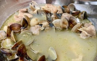 美味营养的蒜头蛤蛎鸡汤（健康美食，好味道；蒜头、鸡肉、海鲜，三种滋补的搭配）