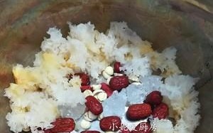 高压锅版银耳红枣羹制作详解（快速做出营养美味的甜汤，红枣和银耳的完美结合）