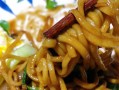 圆白菜素炒面的做法（家常美味，营养丰富）