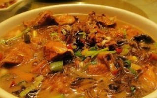 小鸡蘑菇炖粉条（美味健康的家常佳肴）