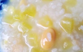 以西瓜皮为材料的营养粥做法（清热解暑，废物利用，环保实践）