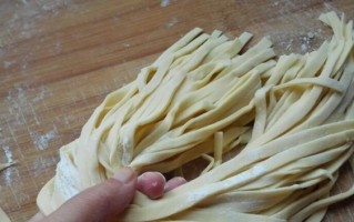咸菜腊肥肠手擀面的家常做法（传统美食的诱惑，让味蕾尽享新鲜）