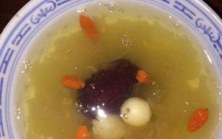 燕窝莲子羹，滋补佳品（以银耳为基础，营养丰富，味道鲜美，适合秋季食用）