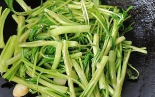 蒜蓉腐乳空心菜的做法（美味又健康，享受绿色生活）