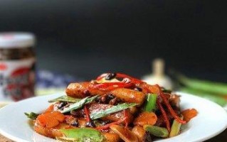 蕈菇香肠炒年糕的美味做法（轻松学会制作美味蕈菇香肠炒年糕）
