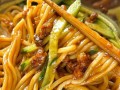清爽黄瓜饼，让夏日更美味（新鲜黄瓜的清凉味道，轻松做出口感酥脆的黄瓜饼）