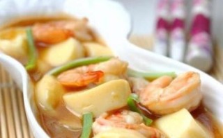 美味可口的鲜虾日本豆腐（用鲜虾和日本豆腐制作的一道简单而美味的料理）